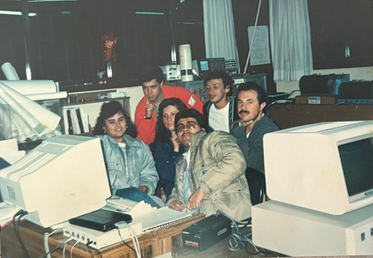 Gloria Patricia Cortés con sus compañeros de la sala de monitoreo del Observatorio Vulcanológico y Sismológico de Pasto en 1992