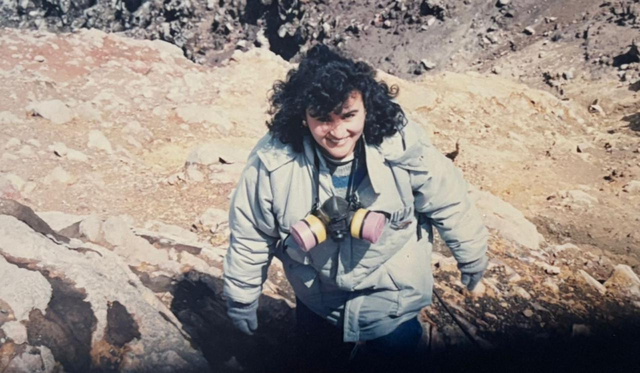 Gloria Patricia Cortés en el volcán Galeras en 1992, cuando trabajaba en el Observatorio Vulcanológico y Sismológico de Pasto. 