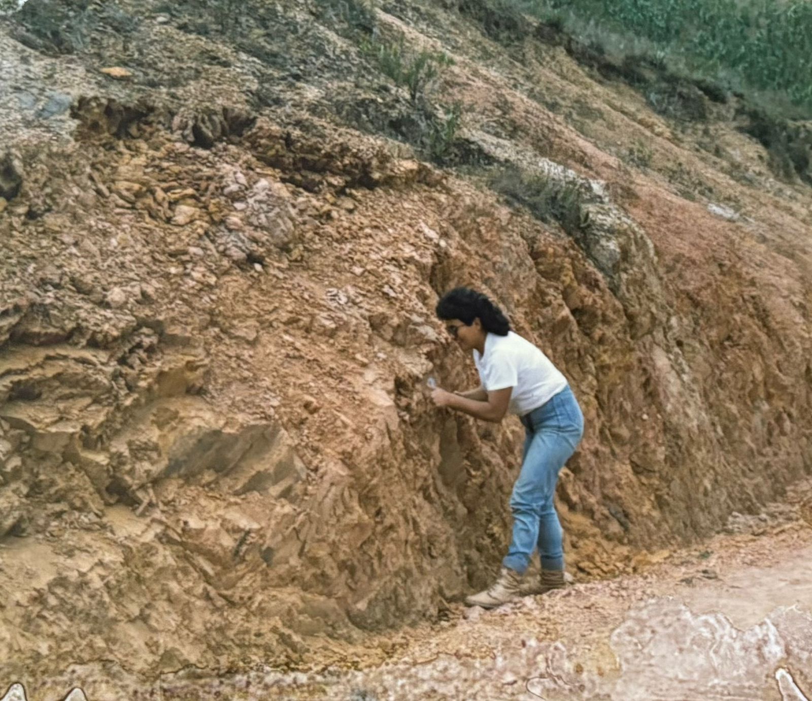 Gloria Patricia Cortés en una salida de campo en 1987, cuando era estudiante de Geología y Minas en la Universidad de Caldas.