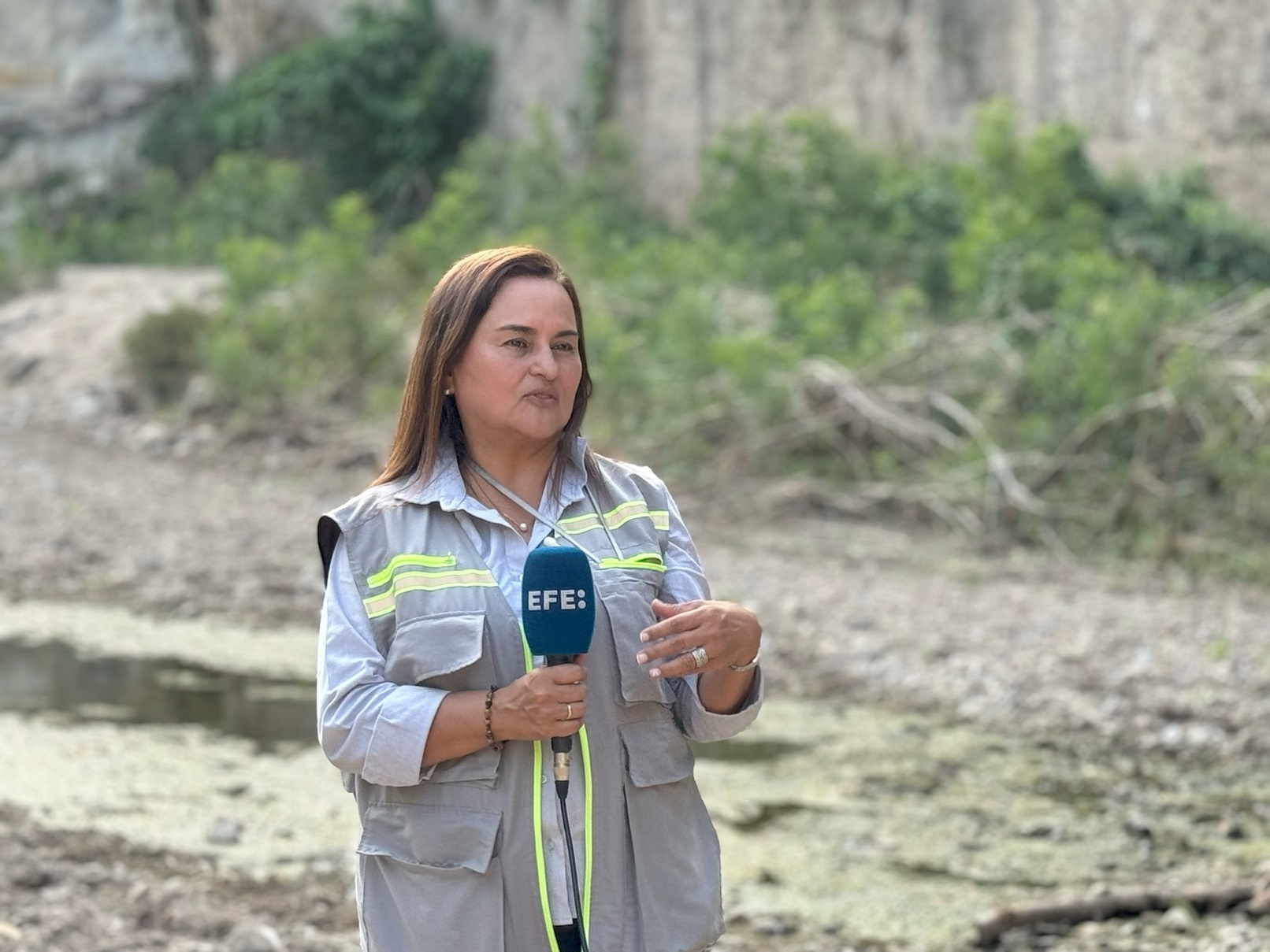 Gloria Patricia Cortés durante una salida de prensa al volcán Cerro Machín. Foto: Laura Campos Encinales - SGC
