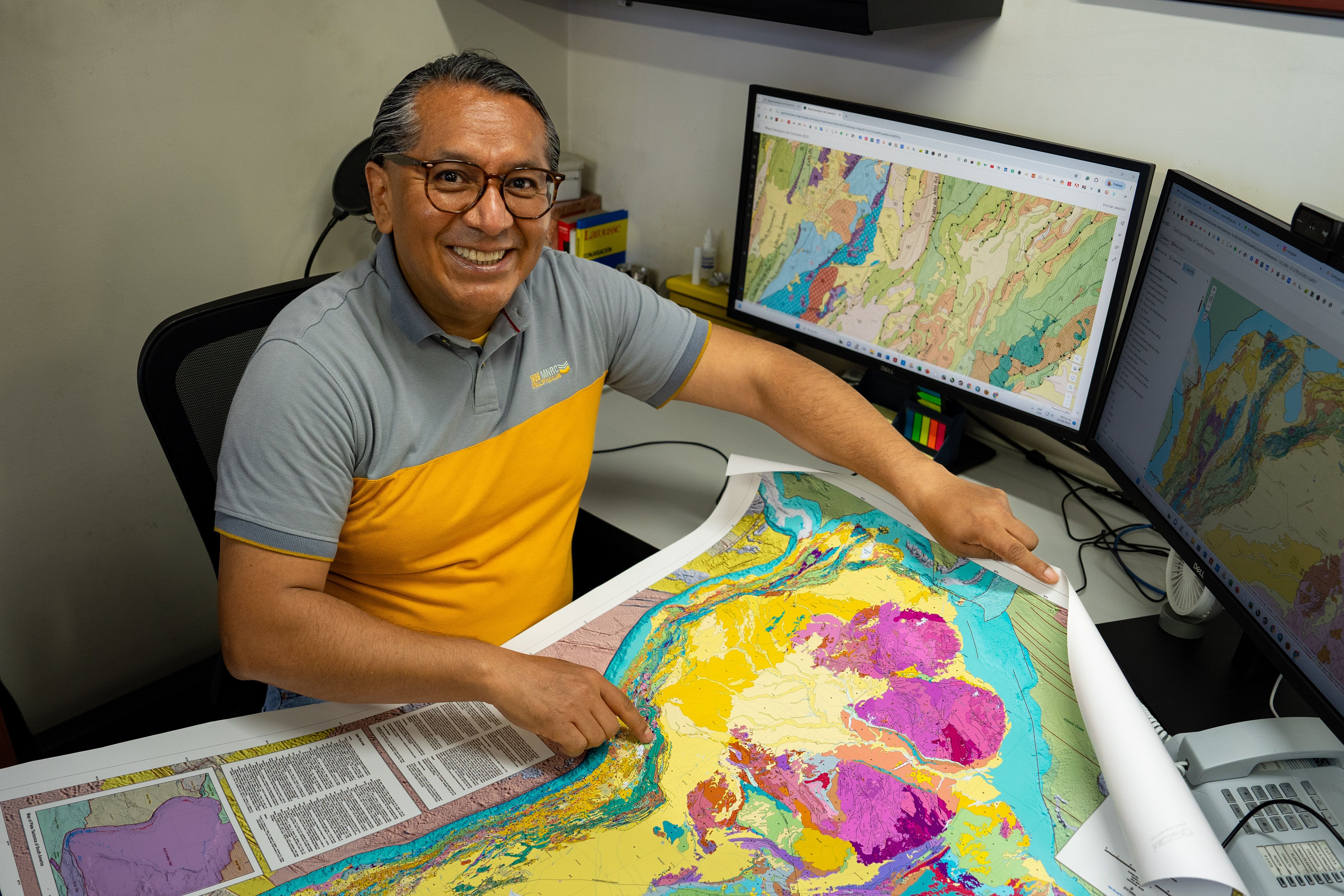 Jorge Gómez muestra el Mapa Geológico de Suramérica