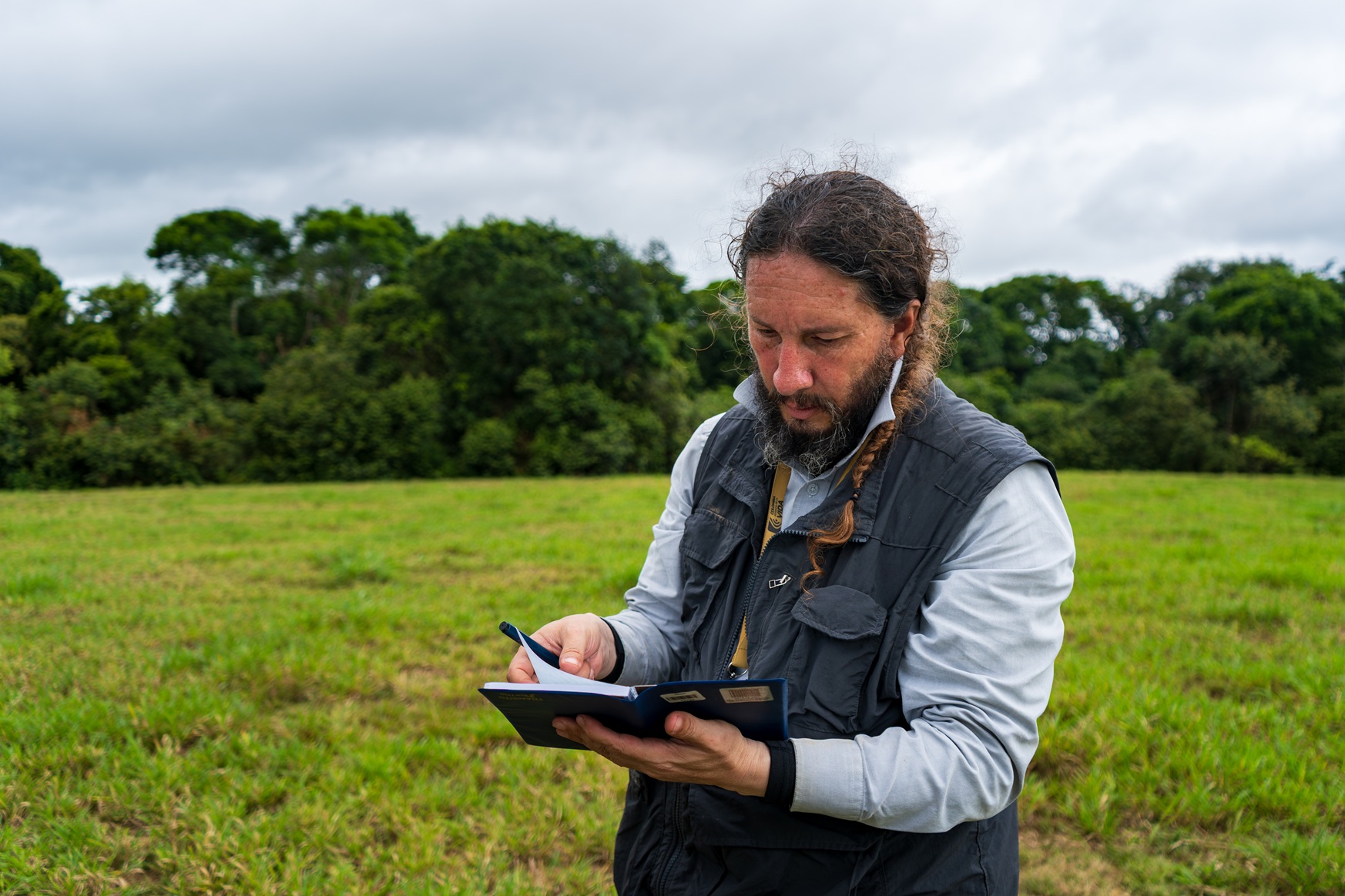 Julián López en una salida de campo a Paratebueno, Cundinamarca, en junio de 2025. Foto: Marcela Han-SGC.