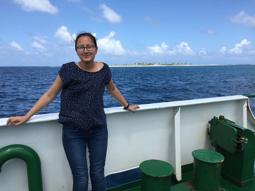 Lina Aguirre en la búsqueda de sitio para la instalación de la estación de monitoreo en la isla Cayo Serrana, en el Archipiélago