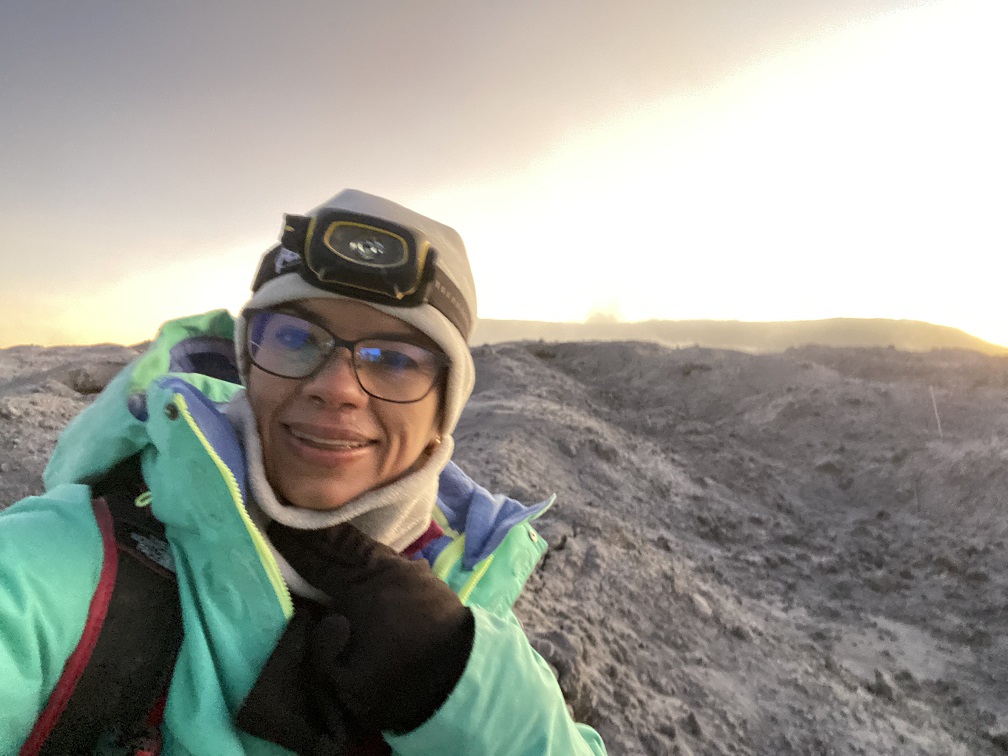 Lina Marcela Castaño en la cima del volcán Nevado del Ruiz, durante una jornada de vuelo de dron, en 2022. 