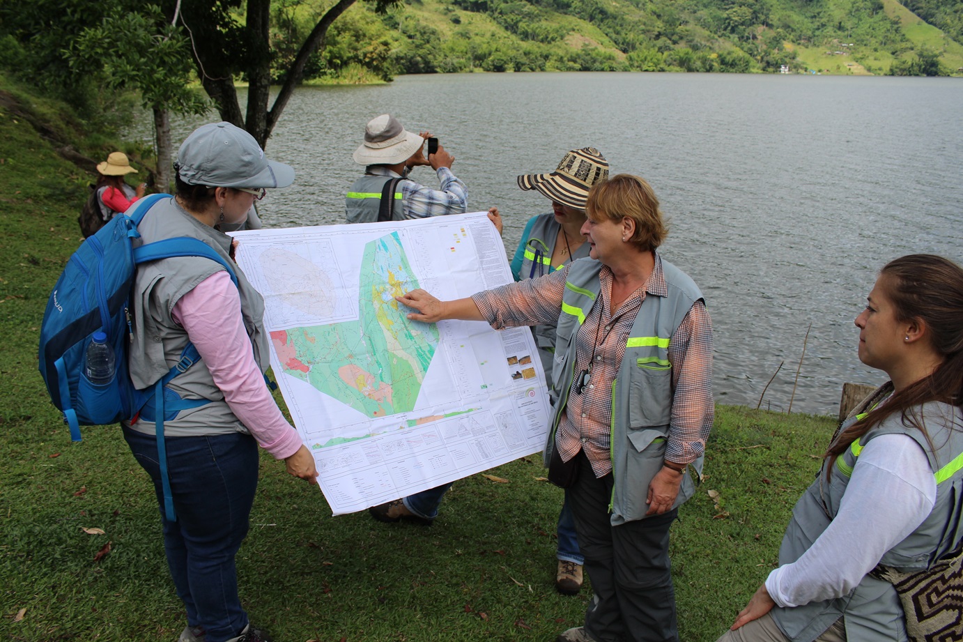 En el maar de San Diego (noreste de Caldas) durante el curso de freatomagmatismo, explicando las estructuras del campo monogenét