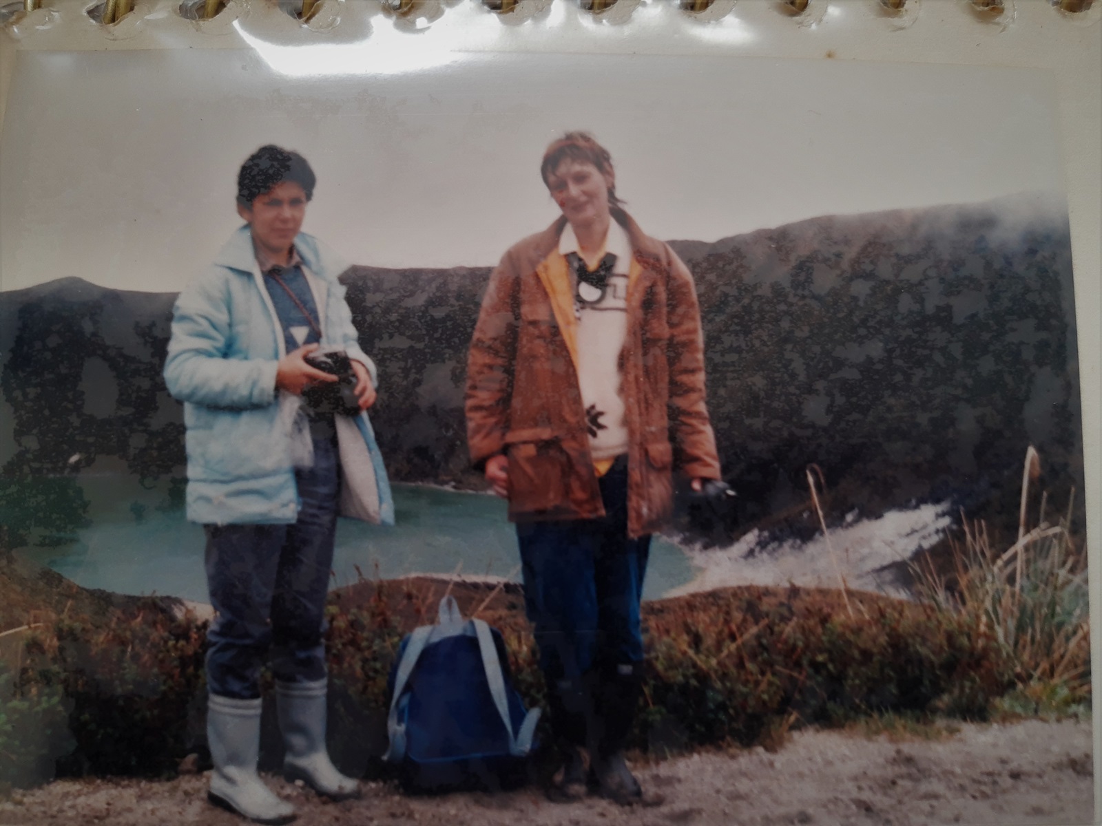 Marta Calvache y María Luisa Monsalve en el borde del cráter del volcán Azufral (Nariño) en 1987, aproximadamente