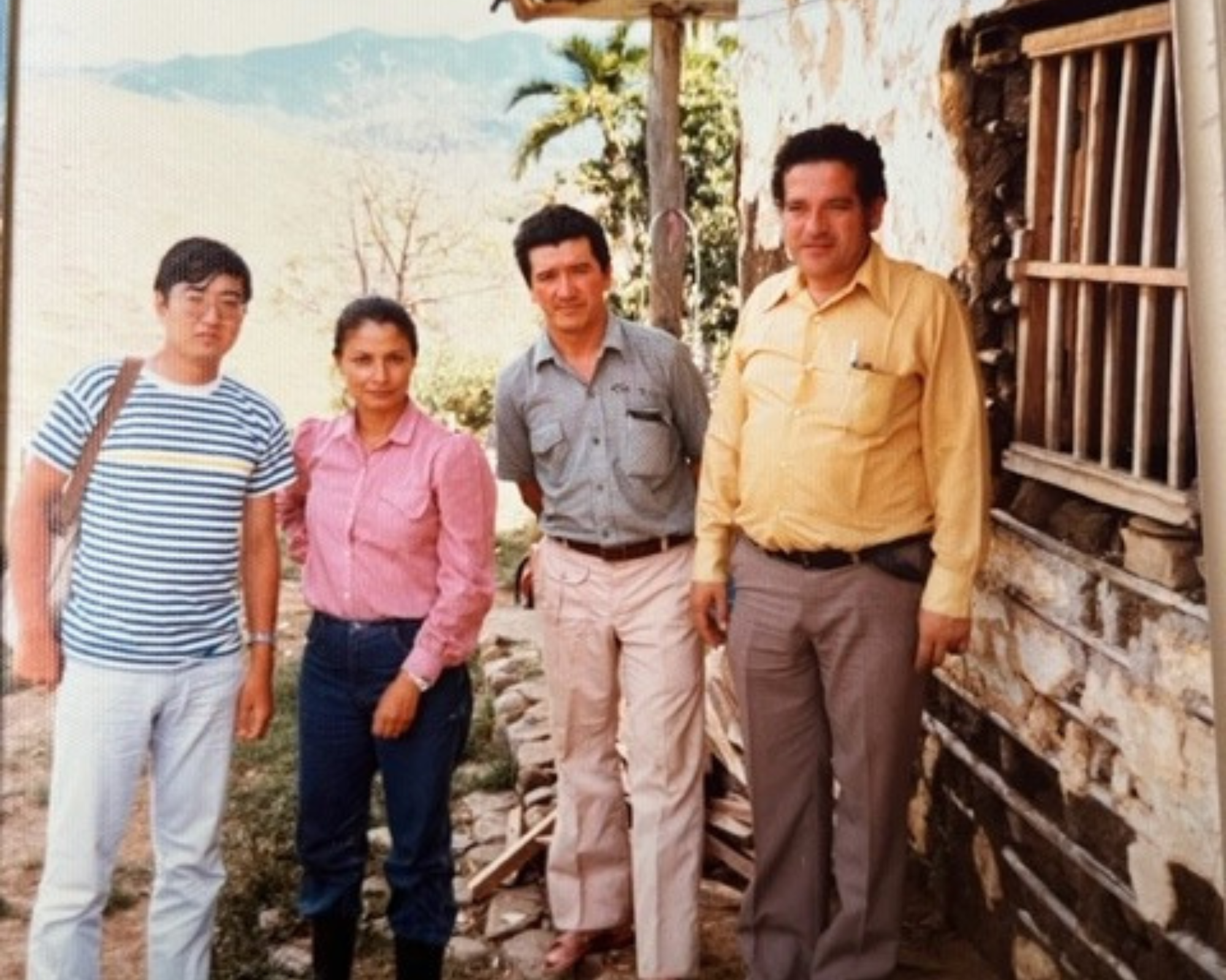 Rosalba Salinas con sus compañeros del proyecto de exploración de oro en la Vega-Almaguer.1984. 