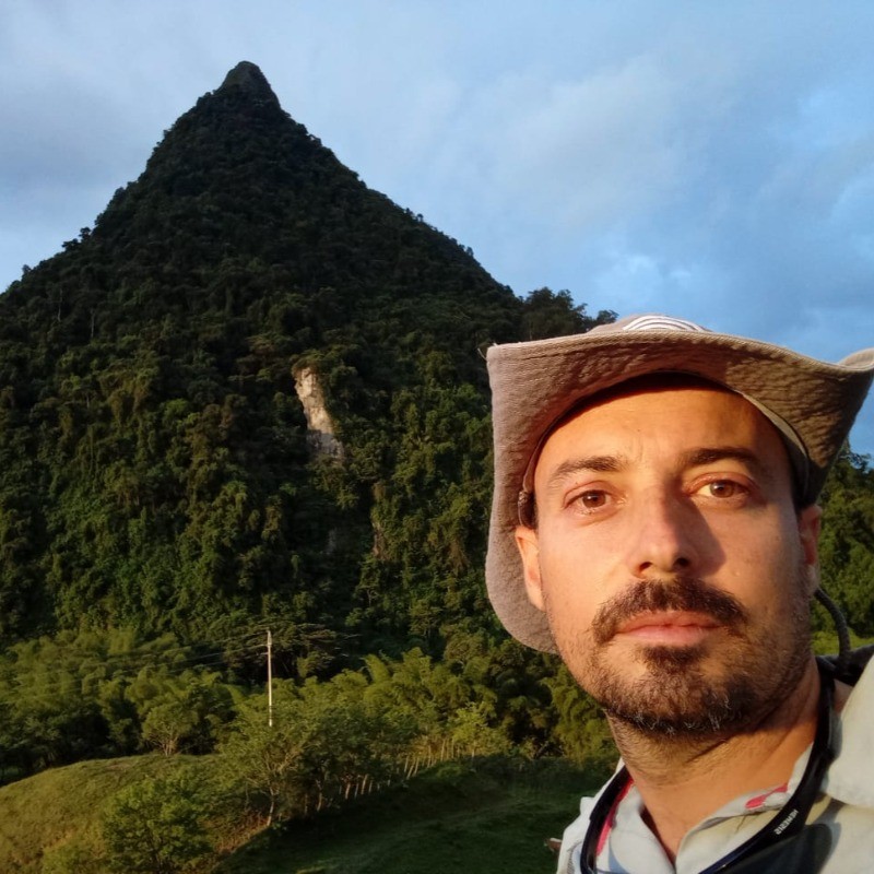 Tomás Correa en el Suroeste Antioqueño, con el Cerro Tusa a sus espaldas. 