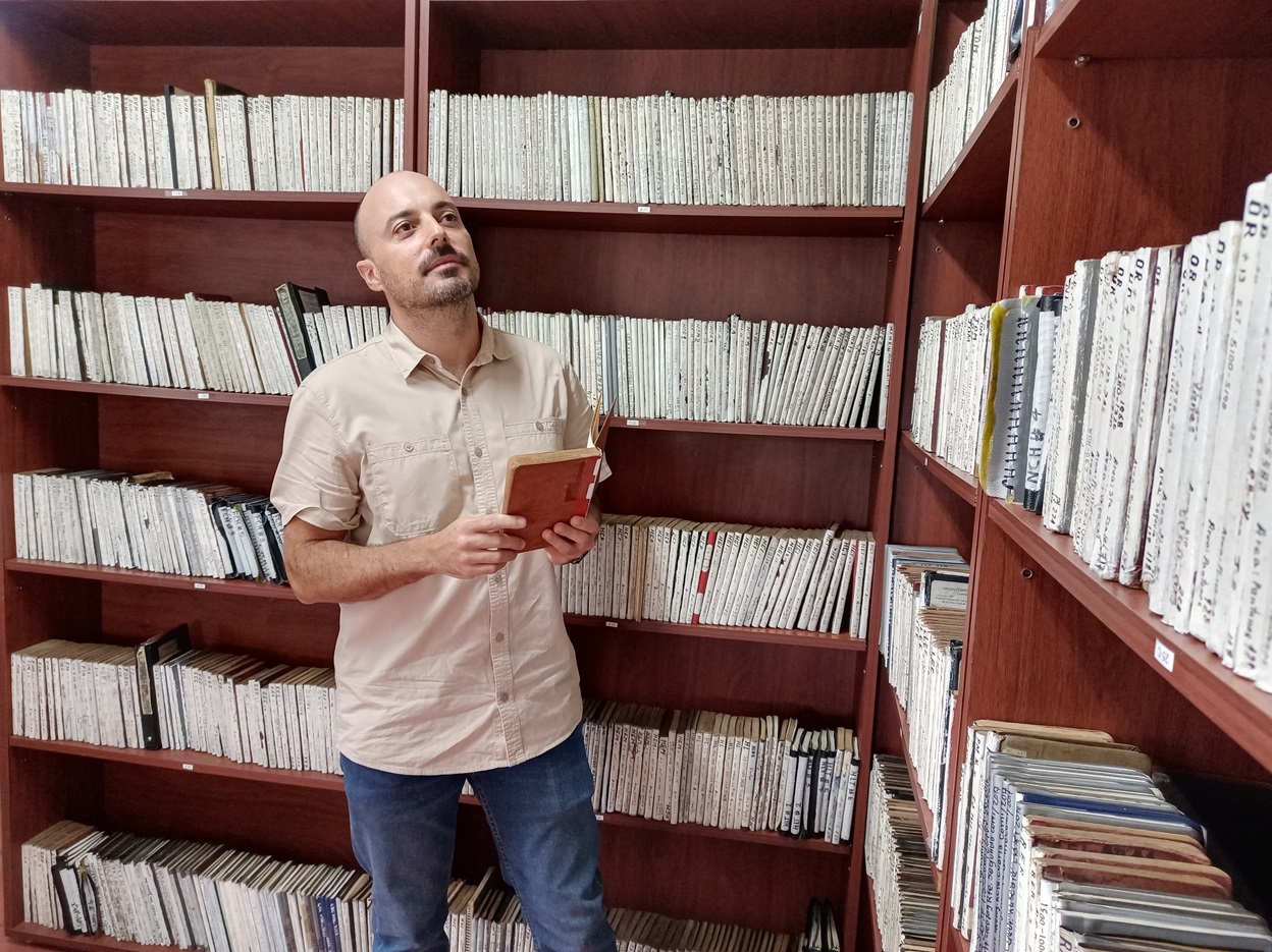 Tomás Correa revisando la colección de libretas de campo de los geólogos que han hecho parte de proyectos de la sede Medellín.