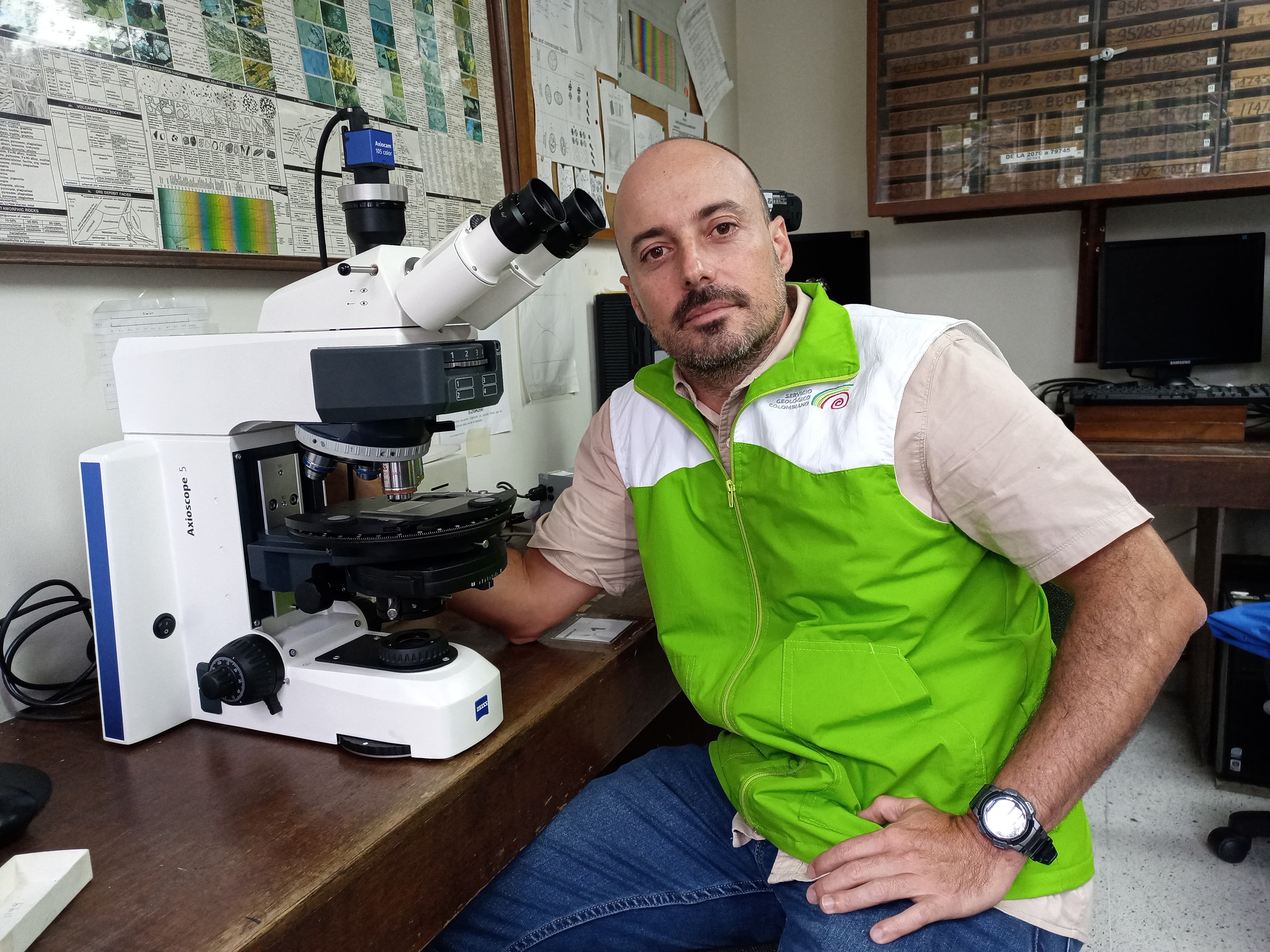 Tomás Correa en el microscopio petrográfico de la sede Medellín del SGC. 