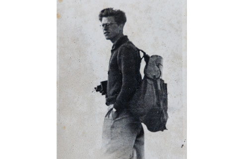 Thomas van der Hammen durante una expedición por Inglaterra, en la cual aprovechó para estudiar los pájaros y plantas de lugares