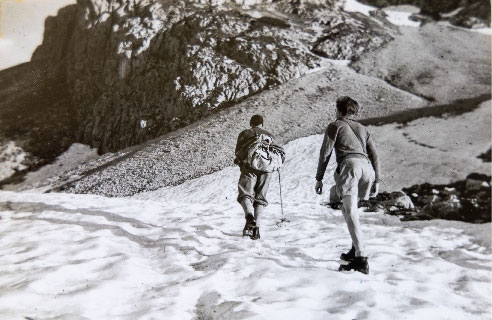  En la imagen se ve a Thomas van der Hammen subiendo los Alpes con Henk Zwart.