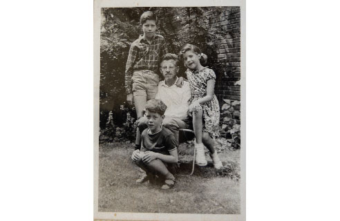 Con sus hijos Thomas, María Clara y Cornelius Bernardo.
