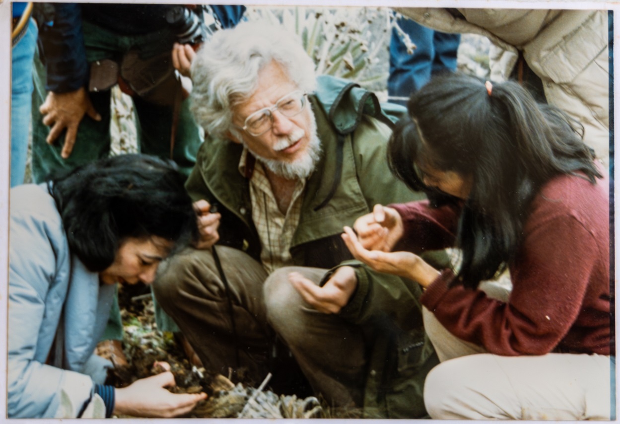 Thomas van der Hammen en labores de campo en 1985.