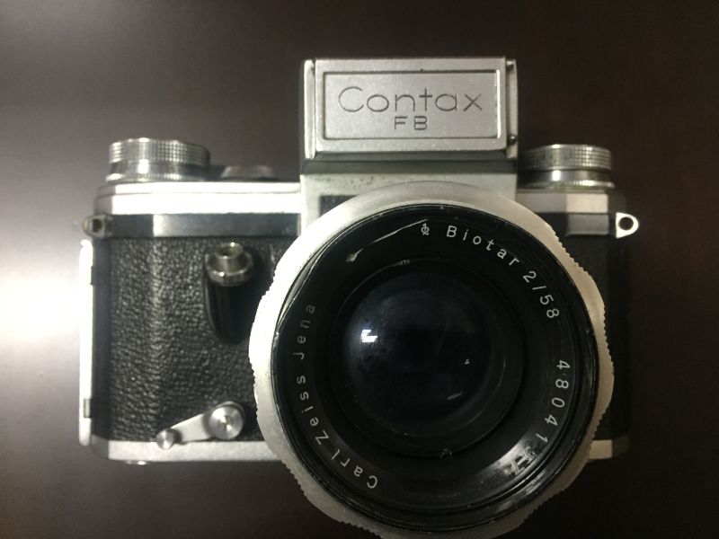 Cámara fotográfica Contax FB con lente Carl Zeiss Jena.